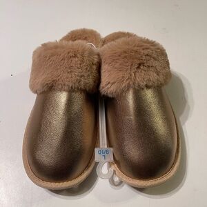 Auden Rae 9/10 Gold Metallic Scuff Slippers Faux Fur Lined Cozy House Shoe NWT